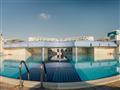 Vstup do bazéna v hoteli Limak Cyprus