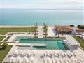 Bazén a ležadlá v hoteli Pella Beach Grecotel Premium Resort