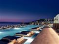 Luxusné ležadlá v bazéne v hoteli TUI Sensimar Caravel Suites