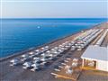 Pláž so slnečníkmi a ležadlami pred hotelom Gennadi Grand Resort