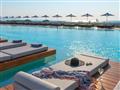 Ležadlá pri bazéne v hoteli Gennadi Grand Resort
