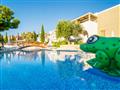 Umelá žaba v bazéne hotela Porto Angeli