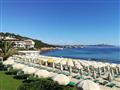 Piesková pláž s ležadlami a slnečníkmi pred hotelom Club Hotel Baja Sardinia