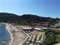 Pohľad na pláž pred hotelom Club Hotel Baja Sardinia