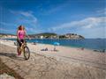 Cyklistika popri pláži a mori