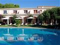 Pohled od bazénu na hotel, Villasimius, Sardinie