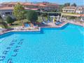 Letecký zájazd -Paralia-Hotel Grand Platon-bazén a budova hotela