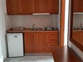 Apartmánový dom Stelios-interiér izby-kuchynka-zájazd autobusovou a individuálnou dopravou 