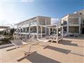 Dimitrios Village Beach - slnečná terasa - letecký zájazd  - Kréta, Rethymno