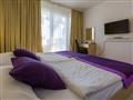 Chorvátsko - Selce - hotel Slaven - dvojlôžková izba s možnosťou prístelky, park strana