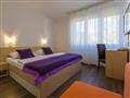Chorvátsko - Selce - hotel Slaven - dvojlôžková izba s možnosťou prístelky, park strana