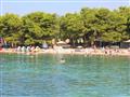 Chorvátsko - Vodice - pohľad z mora na pláž