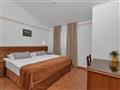 Dovolenka / zájazdy / cestovanie, Chorvátsko, Drvenik, hotel Hani - spálňa v apartmáne