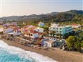 Hotel Kokkari Beach: fotografie vybavení exteriérů a interiérů ubytování.