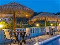 Hotel Kokkari Beach: fotografie vybavení exteriérů a interiérů ubytování.