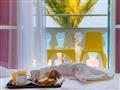 Hotel Kokkari Beach: fotografie vybavení exteriérů a interiérů ubytování.