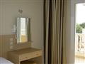 Hotel Antonios: fotografie vybavení exteriérů a interiérů ubytování.