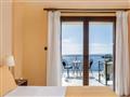 Hotel Costa Smeralda: fotografie vybavení exteriérů a interiérů ubytování.