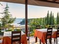 Hotel Costa Smeralda: fotografie vybavení exteriérů a interiérů ubytování.
