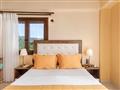 Hotel Costa Smeralda: fotografie vybavení exteriérů a interiérů ubytování.