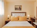 Hotel Costa Smeralda: fotografie vybavení exteriérů a interiérů ubytování.