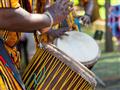 Ručne vyrezávané bubny djembe a sabar sa používajú pri rituáloch a folklórnych vystúpeniach v západnej Afrike.
