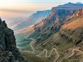 Ikonický horský priechod Sani Pass medzi Lesothom a Južnou Afrikou v pohorí Drakensberg