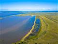 Ústie rieky St Lucia, riečna delta s mangrovníkmi pri Indickom oceáne, kde sa vplyvom prílivu a sladkej vody vytvára komplexný ekosystém plný krokodílov a vodného vtáctva