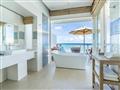 Ocean Villa with Pool & Slide - kúpeľňa