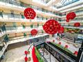 hotelové átrium s lobby barom