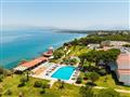 panoramatický výhľad na hotelový areál, pláž a more
