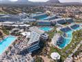 panoramatický pohľad na bazény a hotelový komplex