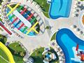 aquapark s bazénmi a vodnými atrakciami