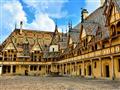 Hôtel Dieu v Beaune znáte z filmu Velký flám s Louisem de Funesem