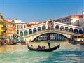 Most Ponte Rialto je nejstarším a nejkrásnějším benátským mostem