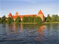 , autobusový poznávací zájazd, Pobaltie, Litva, ostrovný hrad Trakai